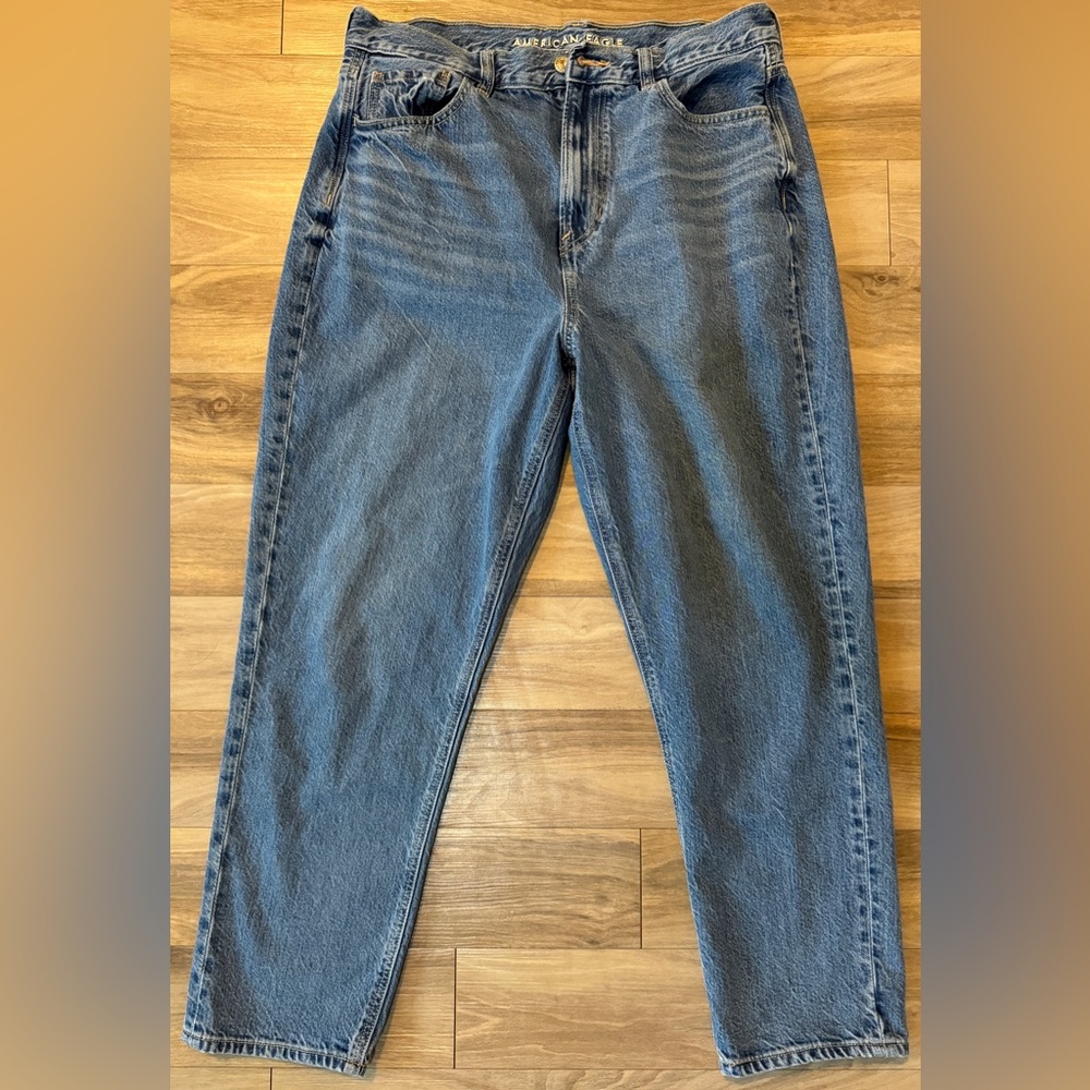 Womens AMERICAN EAGLE Mom Jeans. Size US10